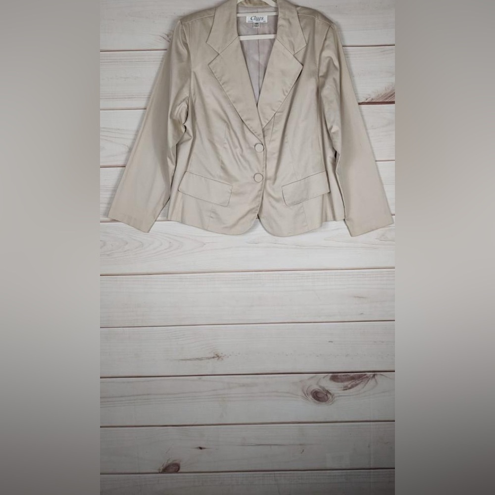Clues size 18 W blazer Woman’s ivory 2 button.